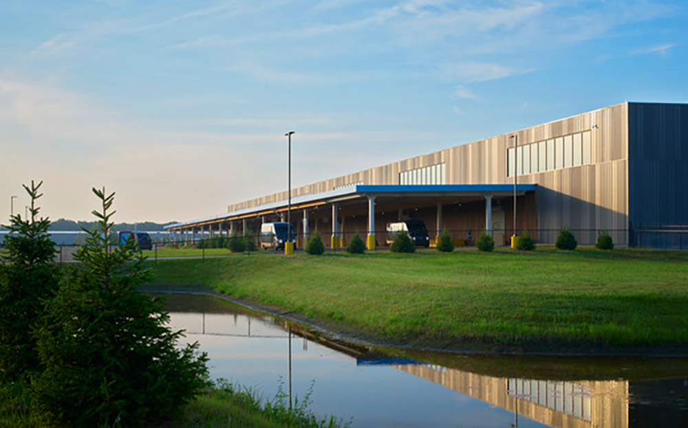 amazons-first-mass-timber-delivery-station-tests-the-future-of-low-carbon-logistics